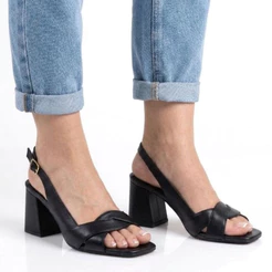 Sandália Feminina Salto Bloco Médio Cruzada Preto Confortável Forma Pequena