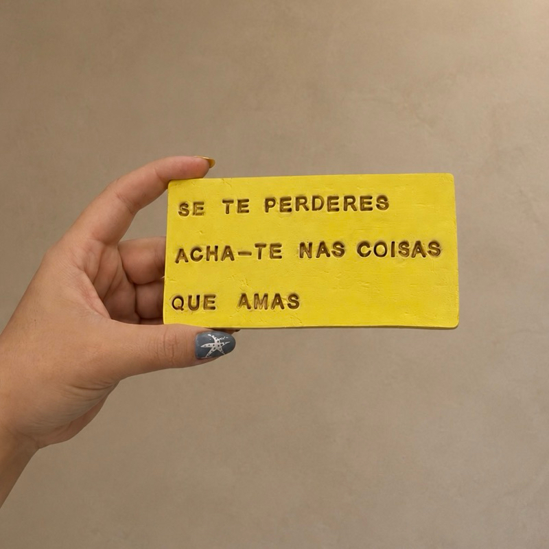 Plaquinha “se te perderes acha-te nas coisas que amas” para decoração em cerâmica fria