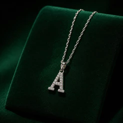 Colar com Pingente Inicial Cravejado A a Z em Prata 925 Personalizado e Elegante