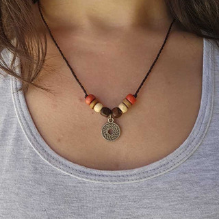 Colar Hippie de Macramê com Contas de Madeira e Pingente Minimalista metálico | Unissex