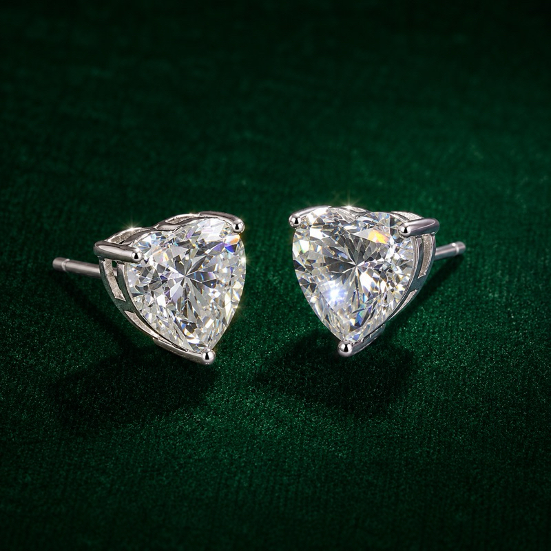 Brinco Coração Moissanite 8,8mm em Prata 925 Elegante
