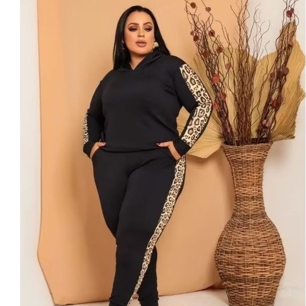 Conjunto plus size feminina malha crepe manga longa calça e blusa com elástico cos e capuz detalhe onça animal print