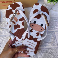 Chinelo Feminino Vaquinha Marrom Com Pingente Confortável