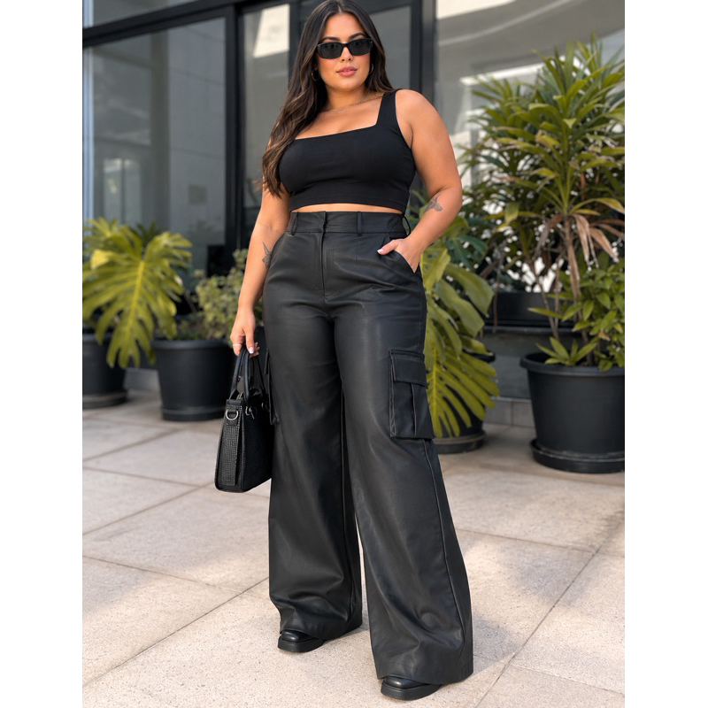 Calça Couro Plus Size Sintético Wide Leg Pantalona Feminina PU Sintético Zíper Botão Bolso Lateral