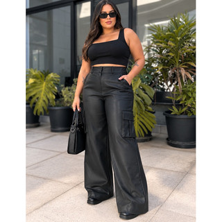 Calça Couro Plus Size Sintético Wide Leg Pantalona Feminina PU Sintético Zíper Botão Bolso Lateral