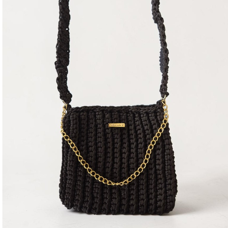 Bolsa de Crochê Fio Náutico Marrom Escuro Feminina Artesanal com Corrente Dourada Alça de Ombro