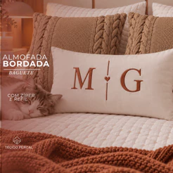 Almofada Baguete Personalizada Casal com Iniciais Bordadas 50x30 Percal + Refil