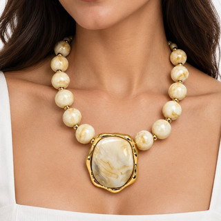 Colar Feminino Contas Marrom Tartaruga Grandes com Pingente Central Dourado Orgânico Pedra Marmorizada Maxi Colar