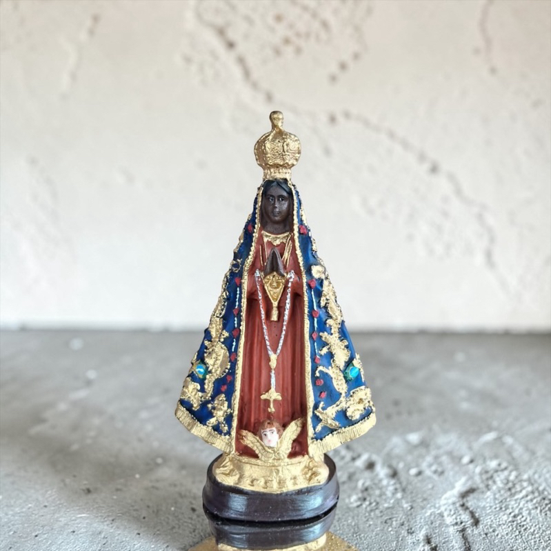Nossa Senhora Aparecida em resina 15cm com Bandeira e detalhes