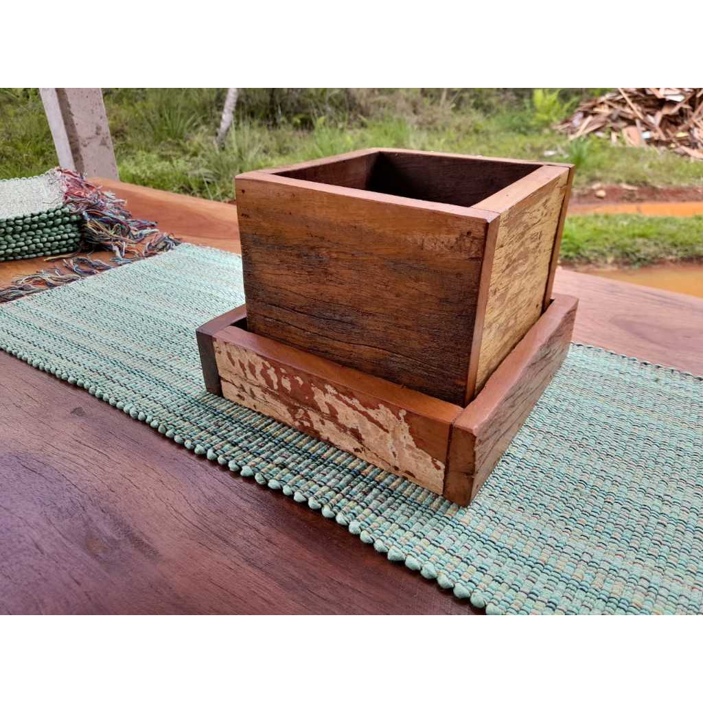 Cachepô de mesa pra plantas e flores produzido em madeira de demolição em oferta