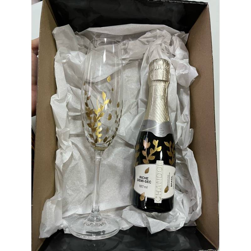 Taça de espumante em cristal pintada a mão com mini espumante .