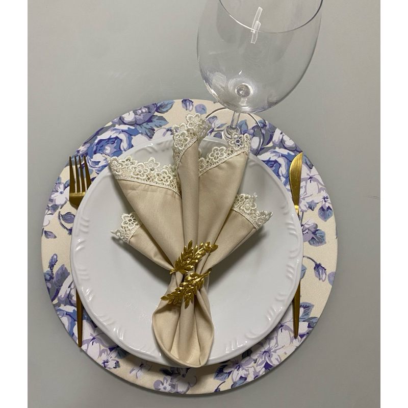 KIT DE MESA 2 LUGARES: Capa de sousplat + guardanapo com renda guipir  + porta guardanapos de liga metálica