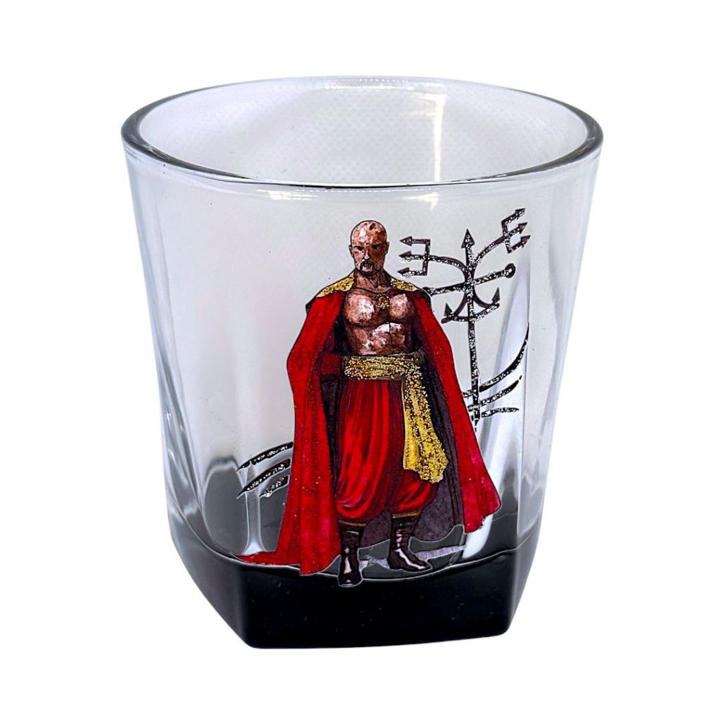 Copo Exu Com Capa Vermelha E Tridente Umbanda Altar Vidro Whisky Fundo Preto