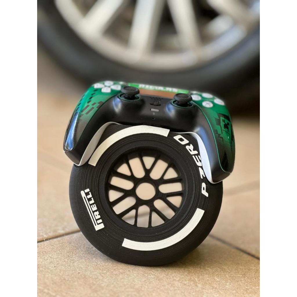 Suporte Controle PS5 Pneu F1 Pirelli P Zero | Holder Decorativo Gamer | Base Mesa Setup | Duotech Custom