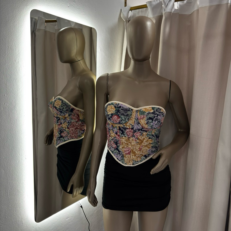 Cropped corset tomara que caia com estampa floral delicada e modelagem estruturada que valoriza o busto. Veste 38 ao 42