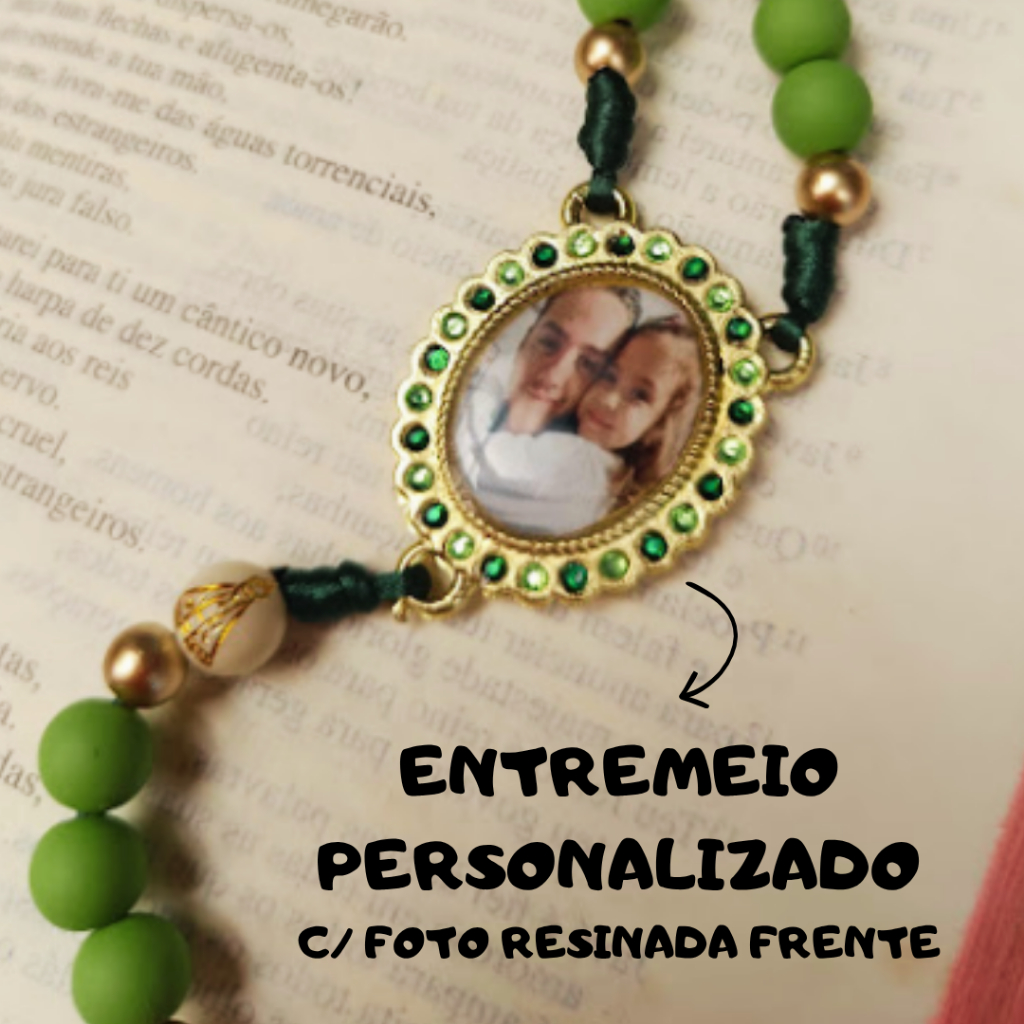 ENTREMEIO PERSONALIZADO COM FOTO RESINADA E APLICAÇÃO DE STRASS PARA TERÇOS SOMENTE FRENTE