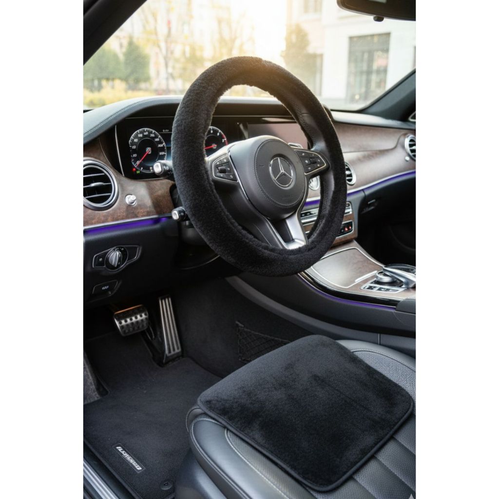 KIT AUTOMOTIVO FEMININO PERSONALIZADO COM CAPA DE VOLANTE + TAPETE UNIVERSAL EM PELÚCIA - PRETO