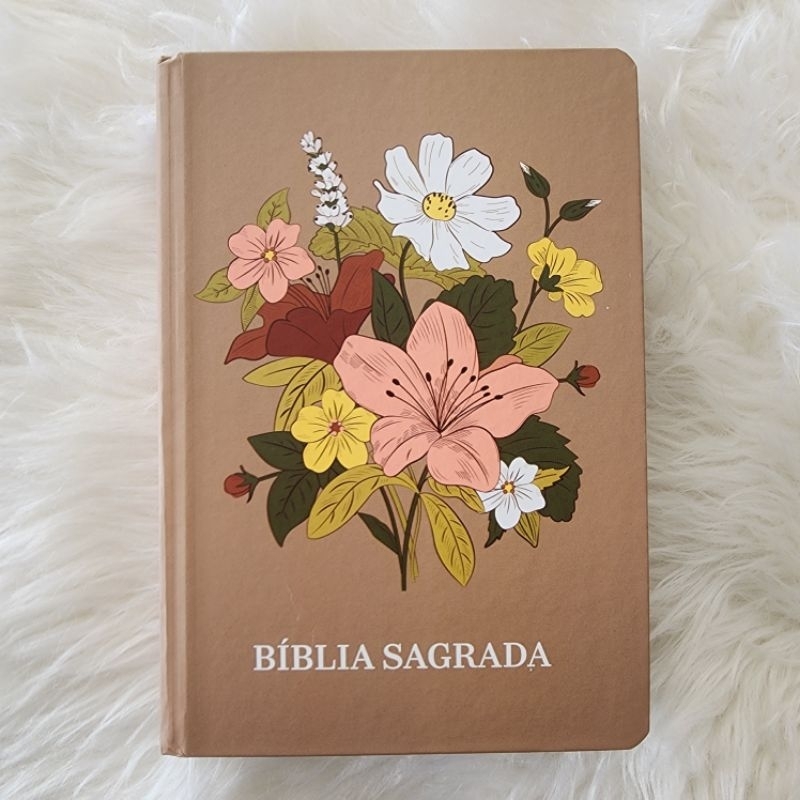 biblia Sagrada Letras Grandes King James atualizada capa dura bege floral