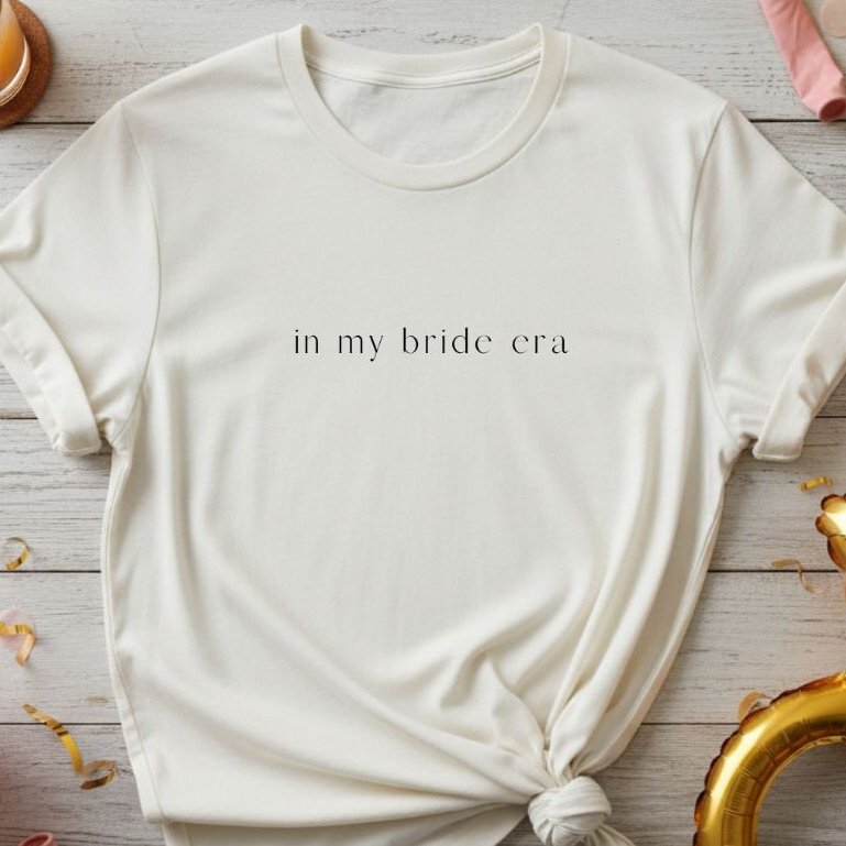 Camiseta de Noiva "In my bride era" - Off White - Despedida de Solteira, Chá de panela, Pré-Wedding, Casamento