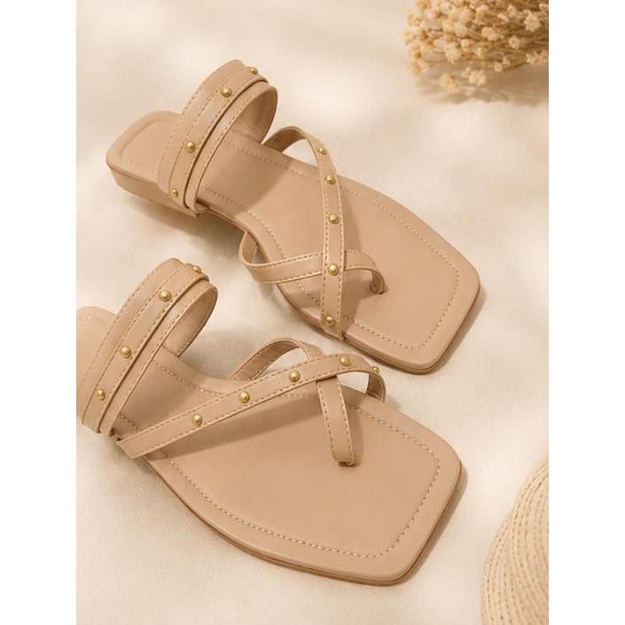 Sandália Rasteirinha Feminina de Tiras com Aplique Dourado - Tendência - Casual, Confortável e Moderna - Bico Quadrado