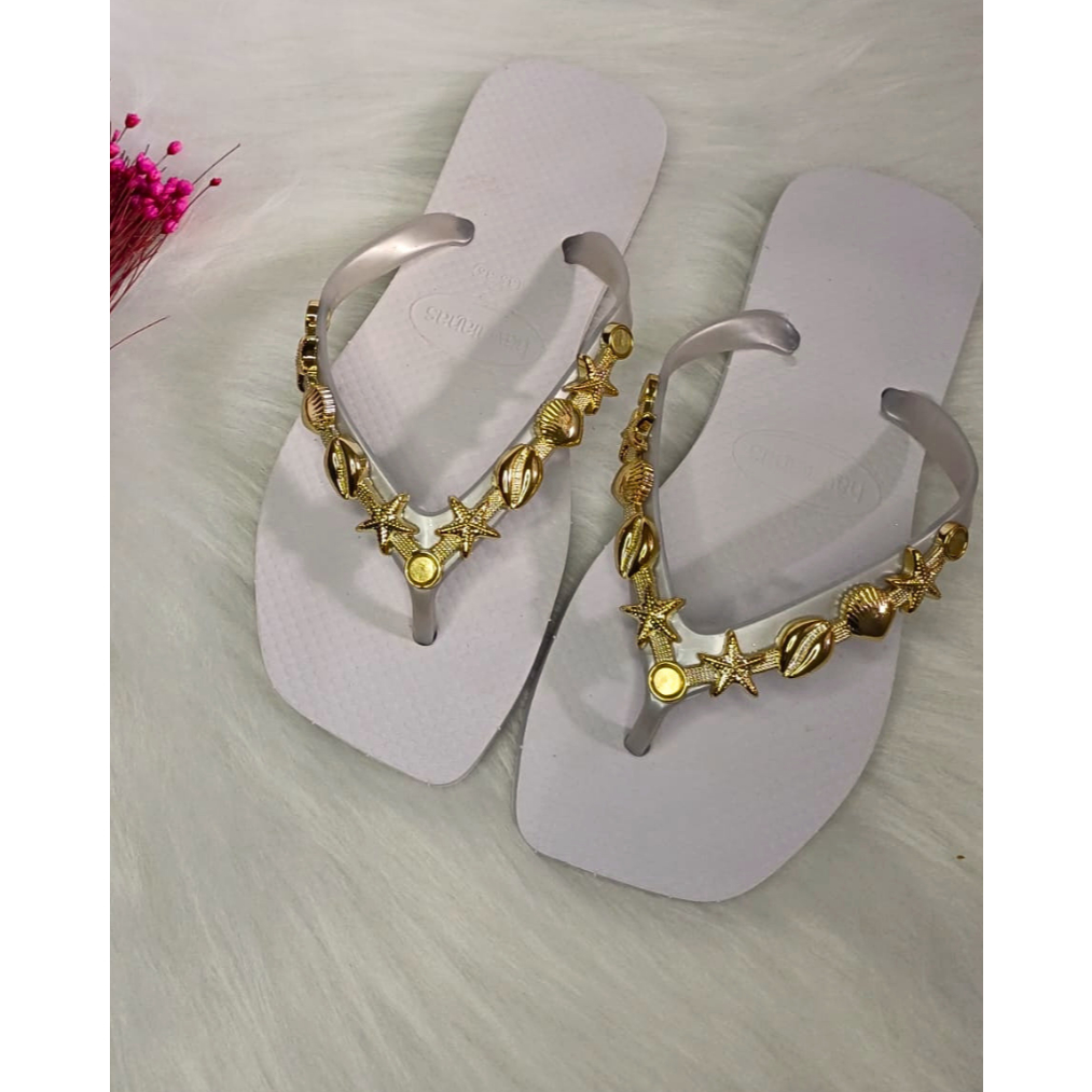 Chinelo Feminino Branco Detalhes Dourado | Slide Moderno Casual Confortável | Macio Antiderrapante | Estiloso Praia