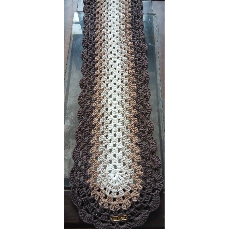 Trilho de mesa/Caminho, de crochê,medindo aproximadamente. 90×23