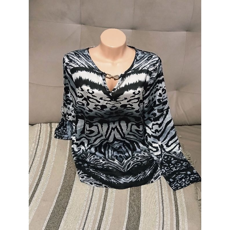Blusa estampa tons de preto tecido é tipo um cetim tam. M com regulagem nas manga para utilizar longa ou ¾ novinha