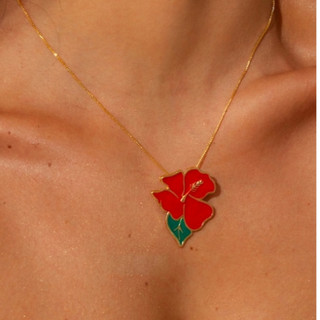 Colar Flor Vermelha Hibisco Esmaltado Banhado a ouro