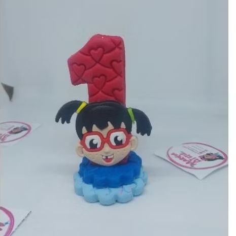 vela de aniversário feita em biscuit tema turma do chaves chiquinha