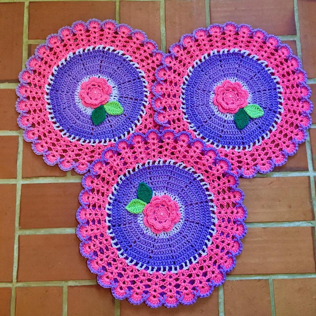 JOGO DE BANHEIRO FLORAL TAPETE EM CROCHÊ PAR DE TAPETES