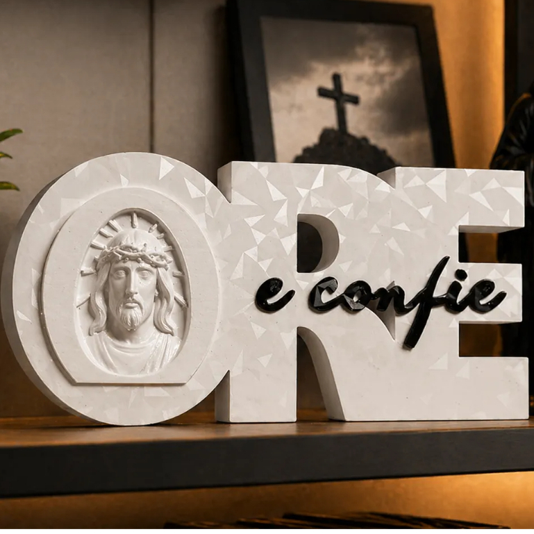 Letreiro Decorativo Cristão "Ore e Confie" – Decoração para Mesa, Escritório e Ambiente Religioso
