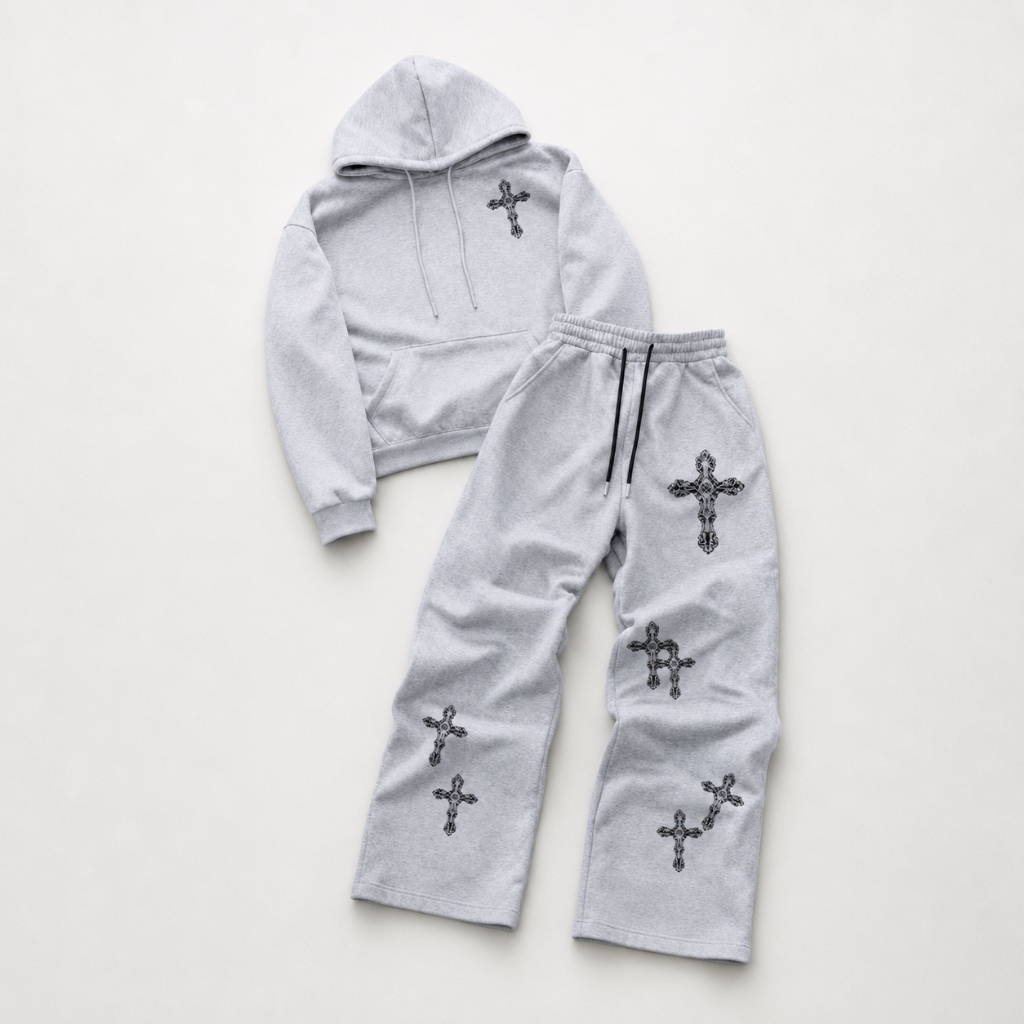 Conjunto Moletom Unissex Flanelado com Calça Larga Estampada Cruz Gótico Grunge