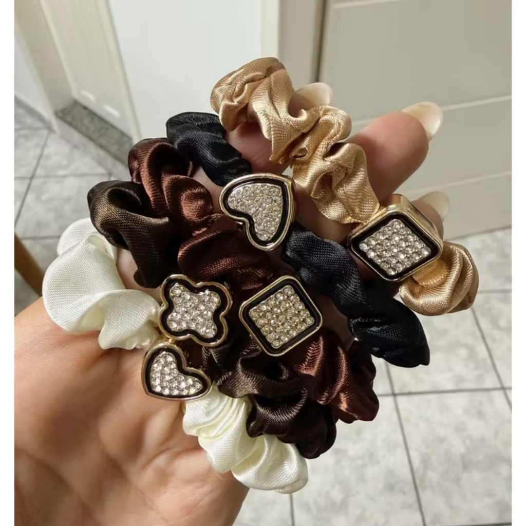 kit10 Xuxinha de Cabelo Cetim Scrunchie com Pingente Luxo Elástico Rabicó Anti-Quebra Atacado Revenda Moda Feminina — imagem 2 de 2