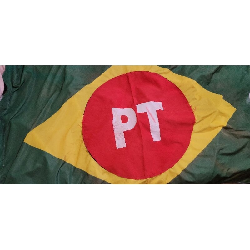 Bandeirao do PT Brasil 1.30 metro ×0,75cm/Tecido Poliéster/Resistente /Costura nas laterais e Abas P/ Encaixe do Mastro.