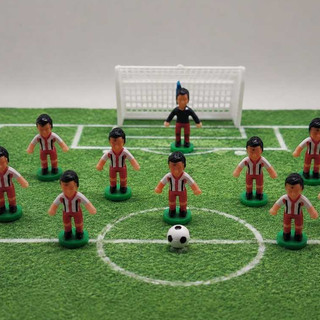 Jogador de futebol miniatura para bolo e maquete artesanal de plástico pintado a mão 1 trave por time