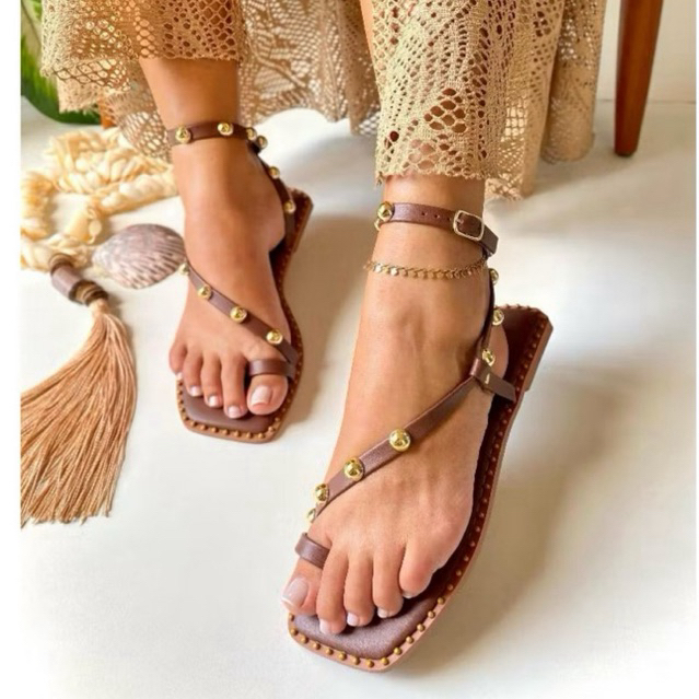 Sandália Rasteirinha Feminina Tiras com Tachas Rebites Studs Bico Quadrado Confortável Tendência Verão