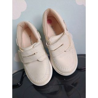 mocassim infantil da marca riachuelo kids, tamanho 25, na cor creme. possui fechamento em velcro e detalhes em ilhós