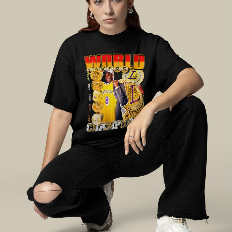 Camiseta Oversized Unissex Estampada com Jogador de Basquete, Troféus de Campeão e Elementos Esportivos em Destaque