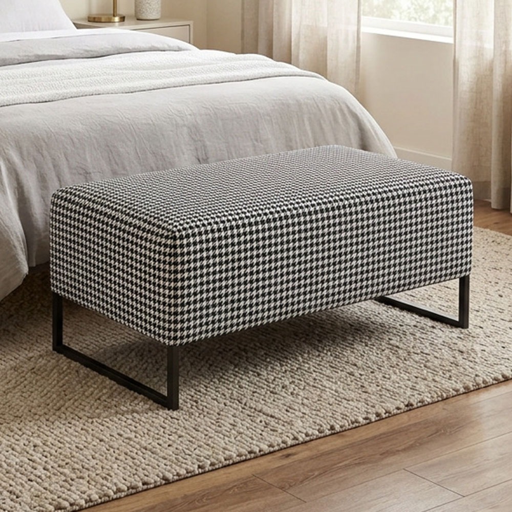 Puff Decorativo Sala de Estar Cléo W01 Base Ferro 90 cm Suede Pied Poule - Lyam Decor · foto 2