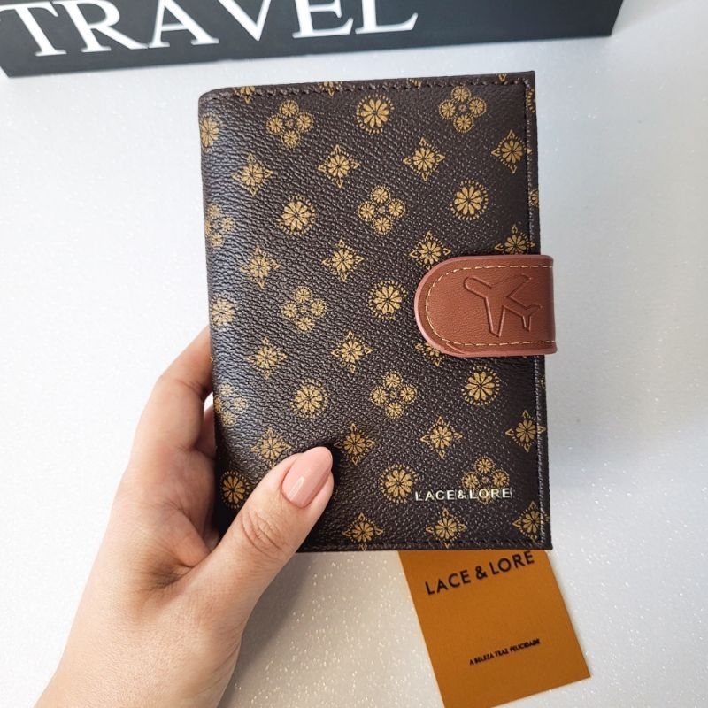 Imagem Porta Passaporte Feminino Lace & Lore com Porta Cartões, Chip e Moedas | Organizador de Documentos para Viagens