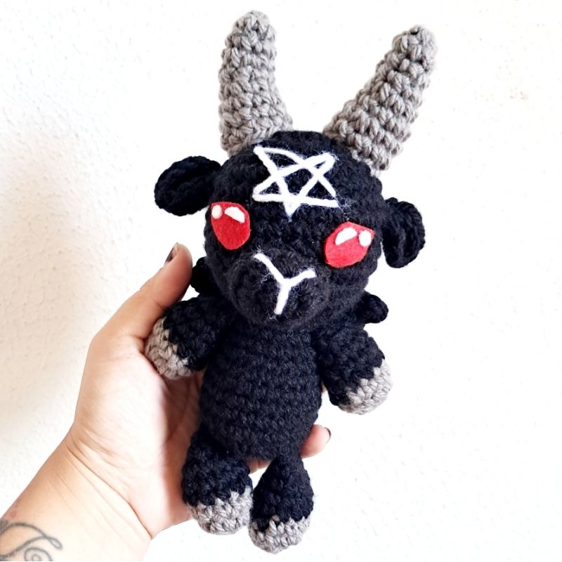 Boneco Baphomet Amigurumi Gótico Grande Creepy Cute Decoração Mística