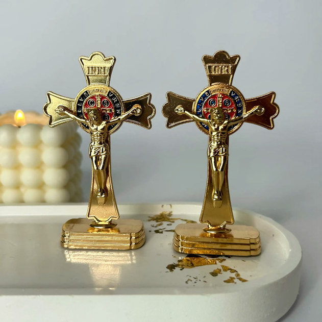Crucifixo Jesus Medalha São Bento Com Base Adesiva, Para Painel de Carro ou Mesa em Oferta na Shopee