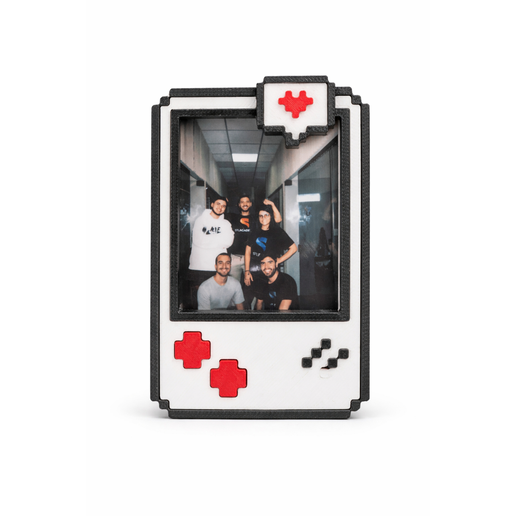 Porta Retrato (Instax Mini/Polaroid) Estilo Game Retrô – Ímã de Geladeira Decorativo Preto e Branco com Botões Vermelhos