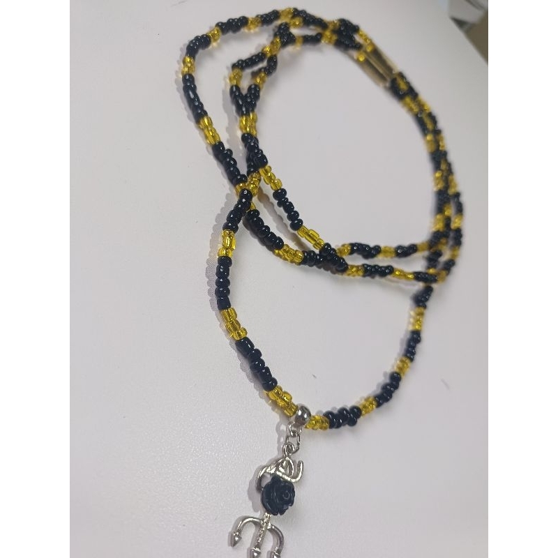 Guia Fio de Contas Proteção Miçanga Pomba Gira Dama da Noite Amarelo e Preto Pingente Tridente Umbanda