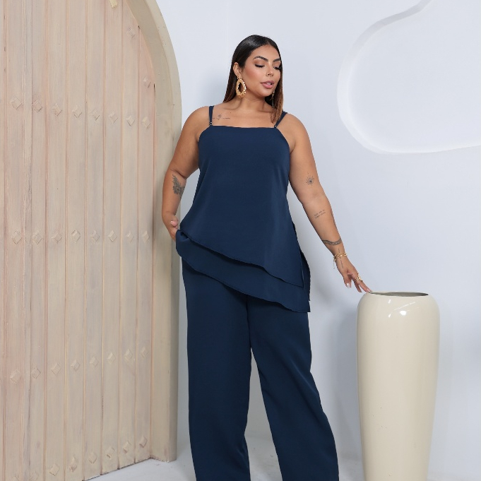 Conjunto Feminino Alfaiataria Plus Size com Blusa Assimétrica e Calça Pantalona