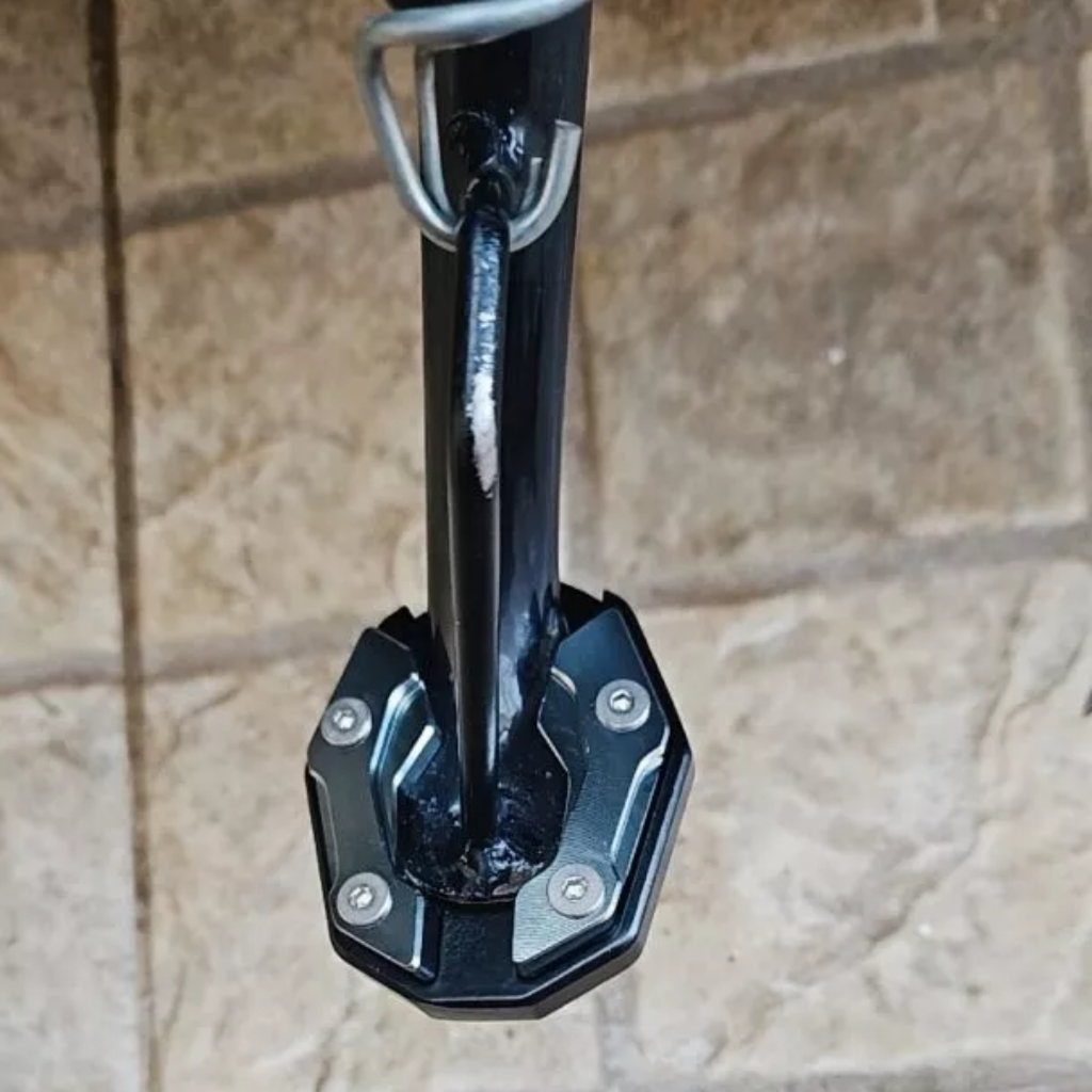 PROTETOR E AMPLIADOR DE DESCANSO PEZINHO ANTI-DERRAPANTE PARA MOTO UNIVERSAL · foto 2