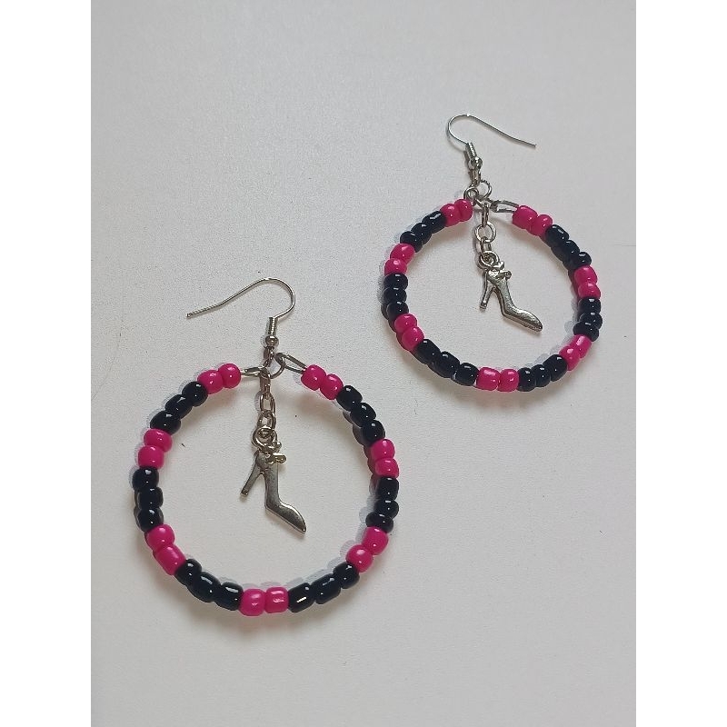 Brinco Argola Pomba Gira Proteção Espiritual Preto Rosa Pingente Sapato Salto Artesanal