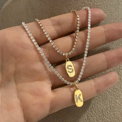 Colar Riviera Plaquinha com Pingente Letra Cravejada Banho Ouro 18k e Prata 925