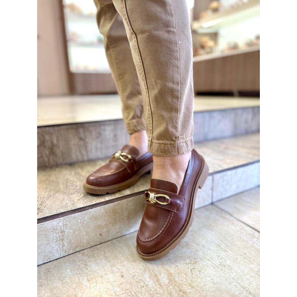 Sapato Feminino Mocassim Loafer Caramelo Whisky Tratorado com Detalhe Dourado Elegante Confortável Estiloso