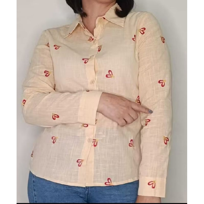 Camisa bordada tema corações, delicada,  tecido plano  90 %algodão em Oferta na Shopee